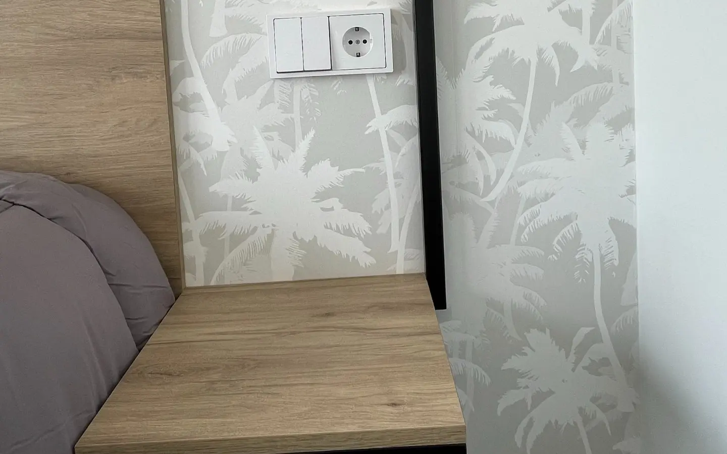 Mesita de noche con enchufe