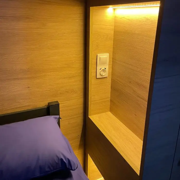 luz y enchufe slider literas albergue san lorenzo