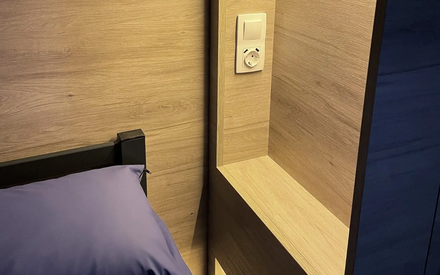 Mesita de noche, luz y enchufe particular