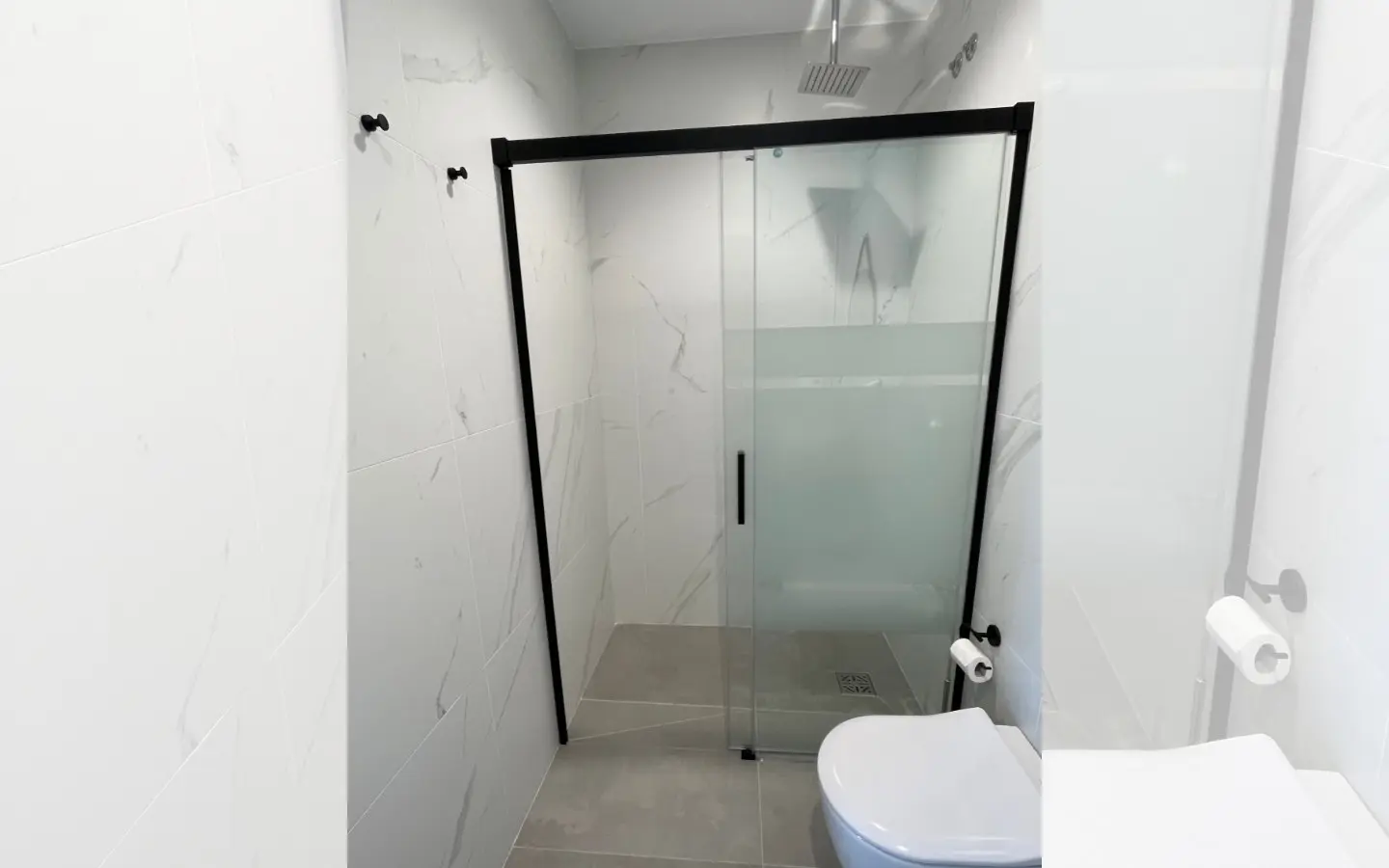 amplia ducha habitacion privada albergue san lorenzo bruma